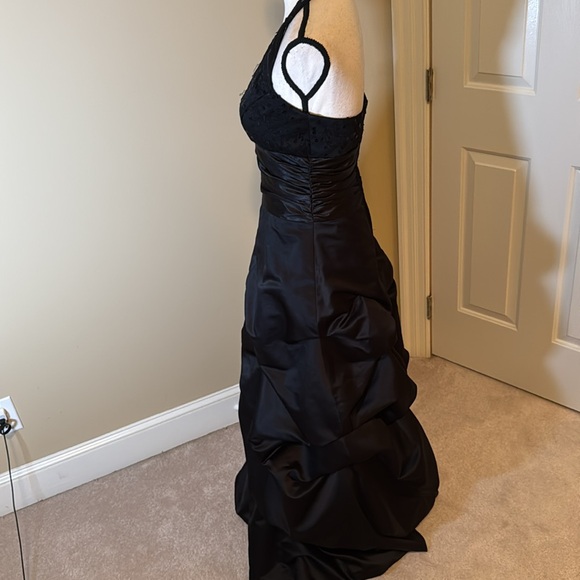 Beautiful vintage ballgown in black. Size 6. Fits like a size 4. - Picture 3 of 9